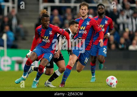 Bruno Guimaraes del Newcastle United combatte con Wilfried Zaha e Joachim Andersen del Crystal Palace durante la partita della Premier League al St. James' Park, Newcastle upon Tyne. Data foto: Mercoledì 20 aprile 2022. Foto Stock