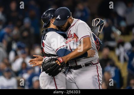Il lanciatore di rilievo di Atlanta Braves Kenley Jansen (74) si congratula con il catcher Travis d'Arnaud (16) dopo aver guadagnato un salvataggio durante una partita MLB contro la L Foto Stock