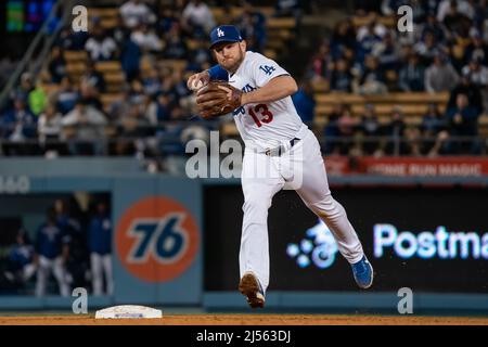 Los Angeles Dodgers ha designato Hitter Max Muncy (13) lancia alla prima base per un out durante una partita MLB contro gli Atlanta Braves, martedì 19 aprile, Foto Stock