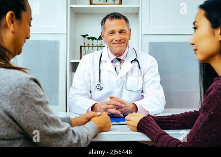 medico medico medico medico e pazienti felici nel settore sanitario ospedaliero Foto Stock