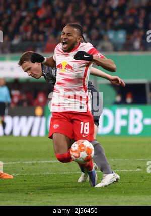 Lipsia, Germania. 20th Apr 2022. Calcio: Coppa DFB, RB Leipzig - 1. FC Union Berlin, semifinale, Red Bull Arena. Christopher Nkunku di Lipsia (fronte) è scopato da Paul Jaeckel di Berlino, la scena ha portato a un calcio di punizione. NOTA IMPORTANTE: In conformità con le norme della DFL Deutsche Fußball Liga e della DFB Deutscher Fußball-Bund, è vietato utilizzare o utilizzare fotografie scattate nello stadio e/o della partita sotto forma di immagini di sequenza e/o di serie fotografiche video-simili. Credit: Jan Woitas/dpa/Alamy Live News Foto Stock