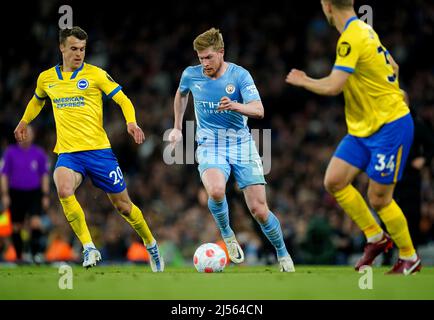 Kevin De Bruyne e Brighton di Manchester City e la marcia Solly di Hove Albion durante la partita della Premier League all'Etihad Stadium di Manchester. Data foto: Mercoledì 20 aprile 2022. Foto Stock