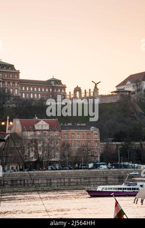 L'uccello Turul è un falco che si affaccia su Budapest e sul Danubio dal Campidoglio e un simbolo nazionale degli ungheresi. Foto Stock