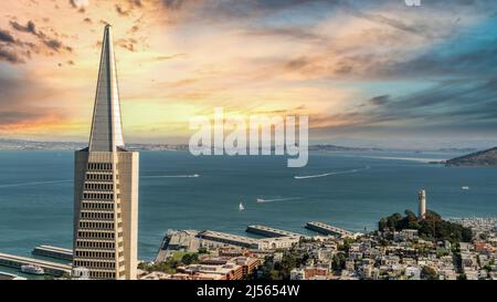 San Francisco, California, USA - 2019 agosto: Transamerica Pyramid con la baia di San Francisco durante il tramonto Foto Stock