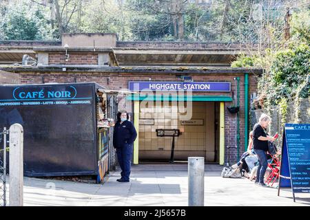 Un chiosco per bevande e spuntini fuori dall'entrata della stazione della metropolitana Highgate in Priory Gardens, Londra, Regno Unito Foto Stock