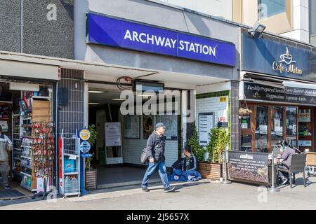 Un uomo esce dalla stazione della metropolitana di Archway su Junction Road a North Islington, Londra, Regno Unito Foto Stock