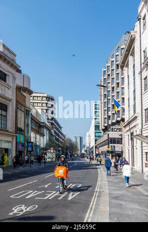 Guardando verso nord su Tottenham Court Road, ora un sistema di traffico a due vie, Londra, Regno Unito Foto Stock