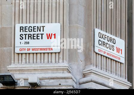 Una targa di nome all'angolo tra Oxford Circus e Regent Street W1, Londra, Regno Unito Foto Stock