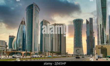 Doha, Qatar - Febbraio 2019: Grattacieli nello skyline del Distretto finanziario a West Bay. West Bay è uno dei quartieri più importanti di Doha. Foto Stock