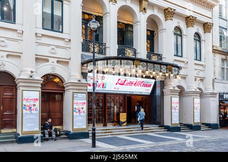 La gara di trascinamento di rue Paul al London Palladium, un teatro del West End di grado II situato in Argyll Street, Londra, Regno Unito Foto Stock