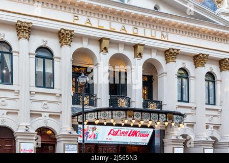 La gara di trascinamento di rue Paul al London Palladium, un teatro del West End di grado II situato in Argyll Street, Londra, Regno Unito Foto Stock