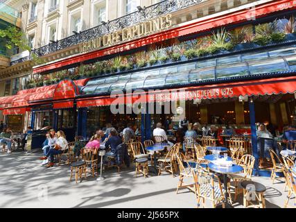 Parigi, Francia-Aprile 15 , 2022 : le Grand Cafe Capucines è la leggendaria e famosa brasserie sui Grands Boulevards. Iscrizione in francese sul cartello: Par Foto Stock