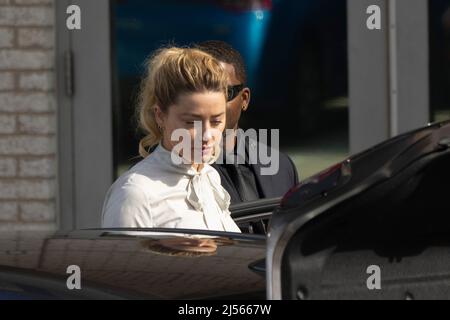 Fairfax, Stati Uniti d'America. 19th Apr 2022. L'attrice Amber Heard arriva per il processo anti-diffamazione portato da Johnny Depp presso il tribunale della contea di Fairfax, Virginia martedì 19 aprile 2022.Credit: Chris Kleponis/CNP/Sipa USA (RESTRIZIONE: NO New York o New Jersey Quotidiani o giornali entro un raggio di 75 miglia da New York City) Credit: Sipa USA/Alamy Live News Foto Stock