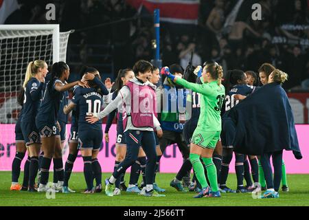 Charlotte Voll, Barbora Votikova e la squadra del PSG celebrano la vittoria durante la UEFA Women's Champions League, quarti di finale, 2nd gambe di calcio Foto Stock