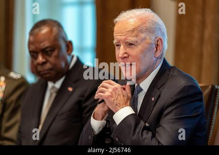 Washington, Stati Uniti. 20th Apr 2022. Il Presidente Joe Biden speakÕs ai Capi congiunti di stato maggiore e Combatant Commander si incontrano nella Sala del Gabinetto presso la Casa Bianca di Washington, DC mercoledì 20 aprile 2022. Photo by Tasos Katopodis/Pool/Sipa USA Credit: Sipa USA/Alamy Live News Foto Stock