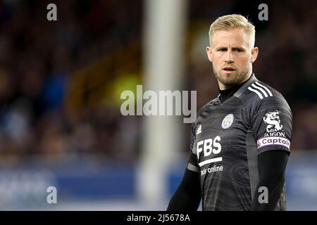 Everton, Regno Unito. 20th Apr 2022. Kasper Schmeichel, il portiere di Leicester City guarda avanti. Premier League Match, Everton / Leicester City al Goodison Park di Liverpool mercoledì 20th aprile 2022. Questa immagine può essere utilizzata solo a scopo editoriale. Solo per uso editoriale, licenza richiesta per uso commerciale. Nessun uso in scommesse, giochi o un singolo club / campionato / giocatori pubblicazioni. pic di Chris Stading/Andrew Orchard sport fotografia/Alamy Live news credito: Andrew Orchard sport fotografia/Alamy Live News Foto Stock