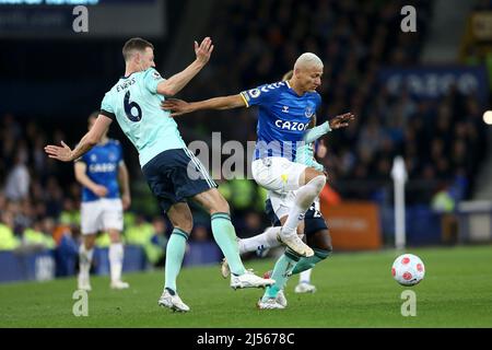 Everton, Regno Unito. 20th Apr 2022. Richarlison di Everton fa una pausa. Premier League Match, Everton / Leicester City al Goodison Park di Liverpool mercoledì 20th aprile 2022. Questa immagine può essere utilizzata solo a scopo editoriale. Solo per uso editoriale, licenza richiesta per uso commerciale. Nessun uso in scommesse, giochi o un singolo club / campionato / giocatori pubblicazioni. pic di Chris Stading/Andrew Orchard sport fotografia/Alamy Live news credito: Andrew Orchard sport fotografia/Alamy Live News Foto Stock