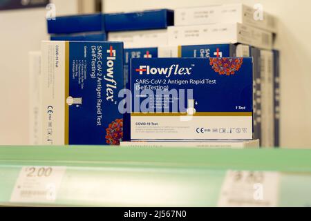 Flowflex covid-19 Antigen Rapid test kit contenente un test per la vendita al banco presso un Chemist England UK Foto Stock