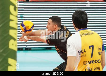 Perugia, Italia. 20th Apr, 2022. rossini salvatore (n.21 leo shoes perkingelmer modena) durante il Play Off - Sir Safety Conad Perugia vs Leo Shoes PerkinElmer Modena, Volleyball Italian Serie A Men Superleague Championship in Perugia, Italy, April 20 2022 Credit: Independent Photo Agency/Alamy Live News Foto Stock