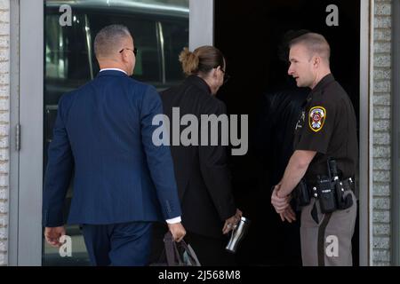 Fairfax, Vereinigte Staaten. 19th Apr 2022. L'attore Johnny Depp arriva per il suo processo anti-diffamazione al tribunale della contea di Fairfax, Virginia, martedì 19 aprile 2022. Credit: Chris Kleponis/CNP (RESTRIZIONE: NO New York o New Jersey Quotidiani o giornali entro un raggio di 75 miglia da New York) Credit: dpa/Alamy Live News Foto Stock