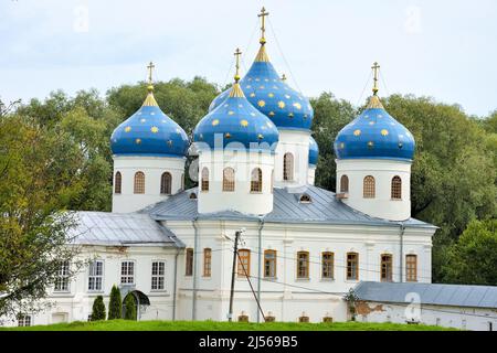 Cattedrale di San Giorgio del Monastero di San Giorgio all'origine del fiume Volkhov, sulla riva del lago Ilmen. Veliky Novgorod, Russia Foto Stock