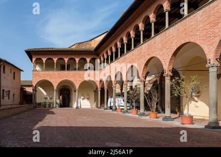 Casa-Santuario di Santa Caterina a Siena, Toscana, Italia. Cortile con portico del Santuario di Santa Caterina. Foto Stock