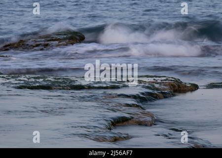 Serata alla spiaggia di 'cabo de las huertas', mare mediterraneo, Alicante, Spagna. La tecnica utilizzata - lunga esposizione Foto Stock