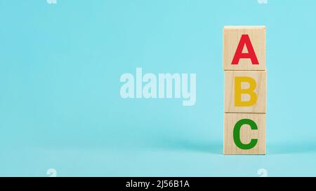 ABC su blocchi di legno. ABC lettere alfabeto su blocchi di cubo di legno Foto Stock
