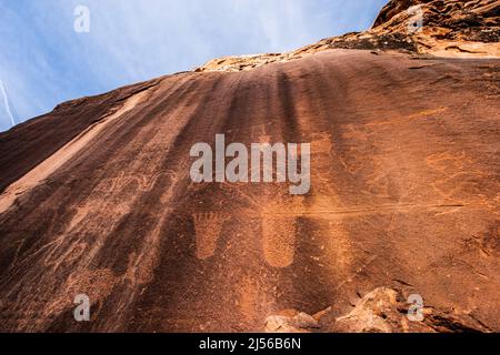 I petroglifi della cultura del Fremont del Seven Mile Canyon vicino a Moab, Utah, scolpiti su pareti di roccia di arenaria, hanno più di 800 anni. Foto Stock