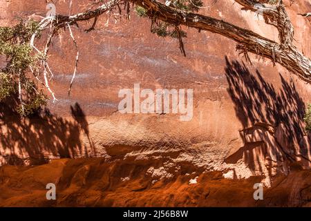 I petroglifi della cultura del Fremont del Seven Mile Canyon vicino a Moab, Utah, scolpiti su pareti di roccia di arenaria, hanno più di 800 anni. Foto Stock