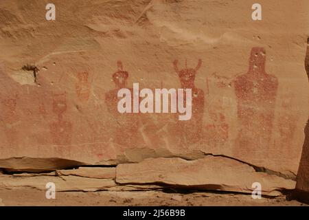 Questo pannello di arte rupestre con pittogrammi a Sego Canyon nello Utah è stato dipinto dalla gente della cultura arcaica nello stile del Barrier Canyon tra il 1.500 e il 4.000 Foto Stock