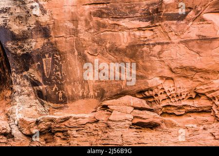 I petroglifi della cultura Fremont del pannello Kokopelli nel Seven Mile Canyon vicino a Moab, Utah, scolpiti su pareti di roccia di arenaria, sono più di 800 anni Foto Stock