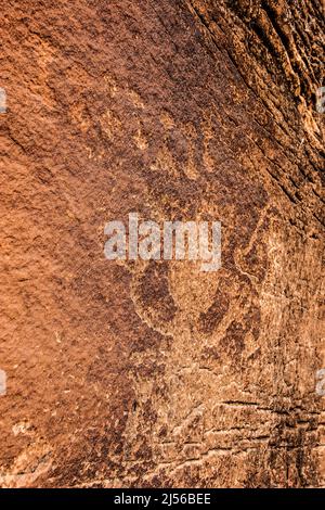 I petroglifi della cultura del Fremont del Seven Mile Canyon vicino a Moab, Utah, scolpiti su pareti di roccia di arenaria, hanno più di 800 anni. Foto Stock