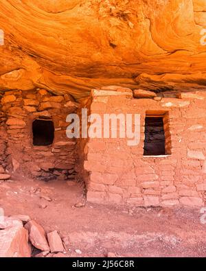 Una scogliera che si trova nel complesso delle rovine della Moon House a Cedar Mesa, Bears Ears National Monument, Utah. Il complesso delle rovine della Moon House è un gruppo di antichi A. Foto Stock