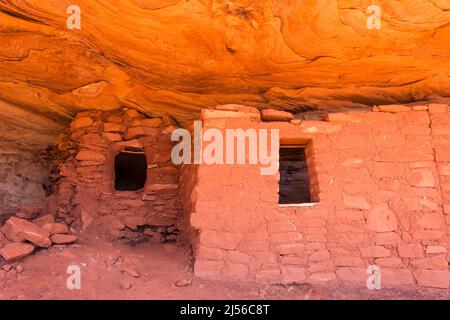 Una scogliera che si trova nel complesso delle rovine della Moon House a Cedar Mesa, Bears Ears National Monument, Utah. Il complesso delle rovine della Moon House è un gruppo di antichi A. Foto Stock