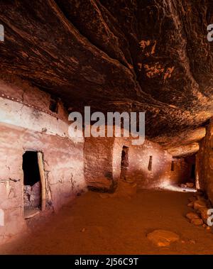 All'interno del muro difensivo della rovina della Moon House a Cedar Mesa, Bears Ears National Monument, Utah. Il complesso delle rovine della Moon House è un gruppo di antichi Foto Stock