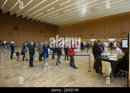 Lubiana, Slovenia. 20th Apr 2022. La gente si allinea per votare durante le elezioni anticipate per le 2022 elezioni parlamentari slovene in un seggio elettorale a Lubiana, Slovenia, il 20 aprile 2022. Circa 1,7 milioni di elettori sloveni saranno invitati a votare il 24 aprile per eleggere il nuovo Parlamento del paese. Credit: Zeljko Stevanic/Xinhua/Alamy Live News Foto Stock