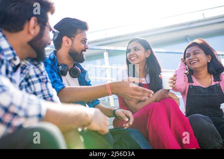 i migliori amici infiani trascorrono un po' di tempo all'aperto nel parco primaverile Foto Stock