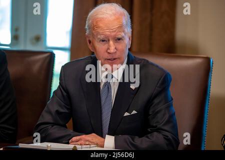 Washington, DC, USA, 20 aprile 2022. Il Presidente degli Stati Uniti Joe Biden parla ai Capi congiunti del personale e Combatant Commander si incontrano nella Sala del gabinetto alla Casa Bianca di Washington, DC mercoledì 20 aprile 2022.Credit: Tasos Katopodis/Pool via CNP /MediaPunch Foto Stock