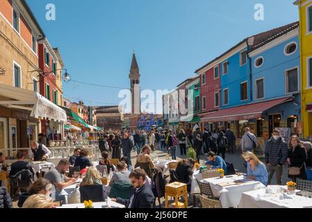 Burano, Italia (17th aprile 2022) - Piazza Galuppi centrale, con la Chiesa di San Martino Vescovo (S. Martin Bishop), affollata dai turisti Foto Stock