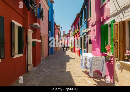 Burano, Italia - Calle del Principe con le sue case colorate sull'isola di Burano, nell'arcipelago Venezia - Italia Foto Stock