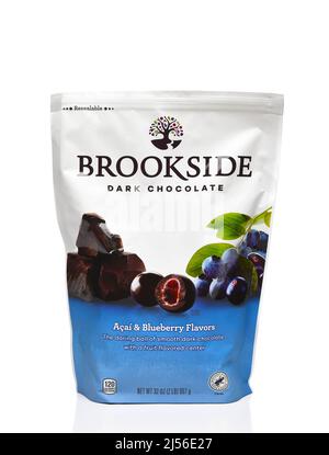 IRVINE, CALIFORNIA - 20 Apr 2022: Una borsa di Brookside cioccolato fondente con aromi di Acai e mirtillo. Foto Stock