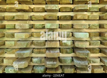 Una pila di tavole di legno per la costruzione artigianale Foto Stock