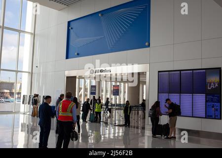 Los Angeles, CA Aprile 20th: Livello superiore di pre-sicurezza al Delta Terminal 3. Los Angeles, CA 20th aprile 2022 credito: Edward Kerns II/MediaPunch Foto Stock