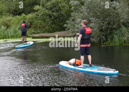 paddle boarders fiume waveney bungay suffolk inghilterra Foto Stock