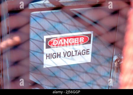 Segnale di pericolo alta tensione su una scatola fusibili elettrica grigia a San Jose, California Foto Stock