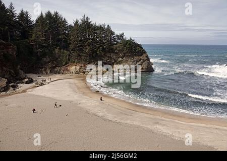 Escursionisti a Simpson Beach, una splendida baia di sabbia nello Shore Acres state Park sulla costa dell'Oregon Pacific, vicino alla città di Charleston, Oregon. Foto Stock