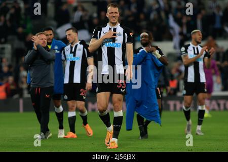 NEWCASTLE UPON TYNE, REGNO UNITO. APR 20TH. Il Dan Burn di Newcastle United festeggia a tempo pieno durante la partita della Premier League tra il Newcastle United e il Crystal Palace al St. James's Park di Newcastle, mercoledì 20th aprile 2022. (Credit: Michael driver | MI News) Credit: MI News & Sport /Alamy Live News Foto Stock