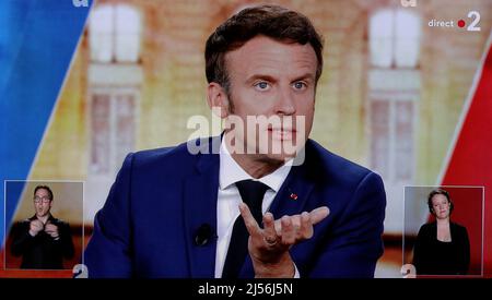 MACRON E LE PEN IN TV DIBATTITO PRESIDENZIALE Foto Stock