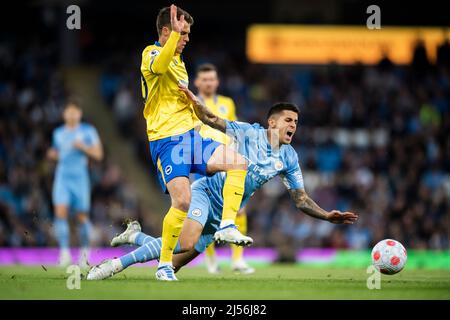 Manchester, UK, 20 aprile 2022, Joao Cancelo di Manchester City è affrontato da Brighton e Hove Albion Solly March. Data foto: Giovedì 21 aprile 2022. Photo credit should Read: Anthony Devlin/Alamy Live News/Alamy Live News Foto Stock